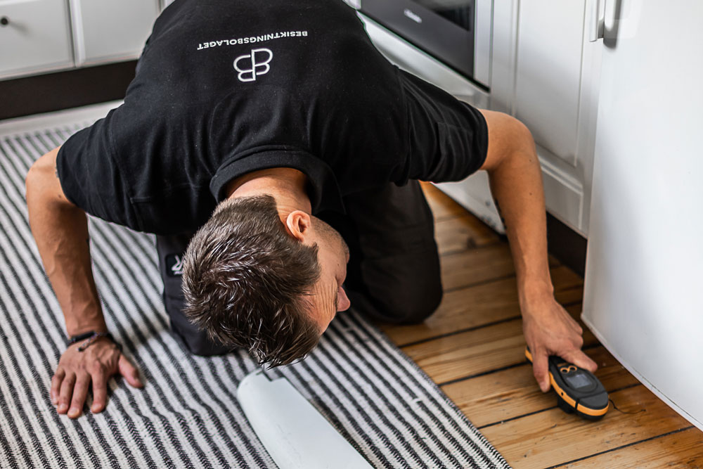Man som utför bostadsrättsbesiktning