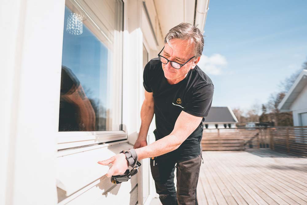 Kontroll av fönster i villa