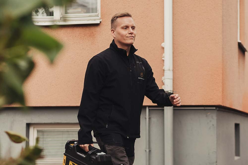 Besiktningsman som håller i en väska