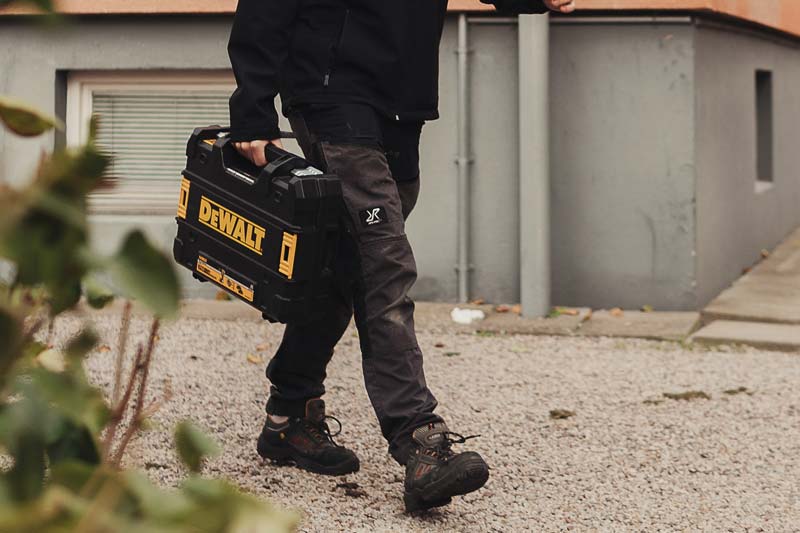 En besiktningsman påväg mot en överlåtelsebesiktning